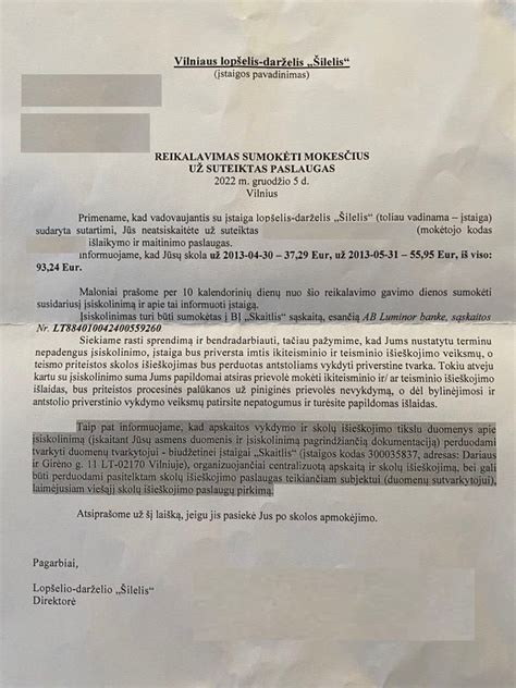 Asmuo, tikrinantis gautą laišką su baudos pranešimu