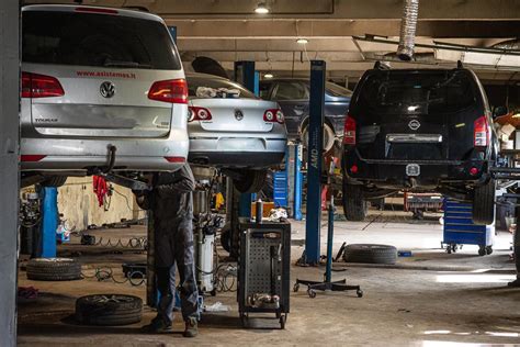 tematinė nuotrauka, vaizduojanti sugendantį automobilį ar automobilių remonto dirbtuves