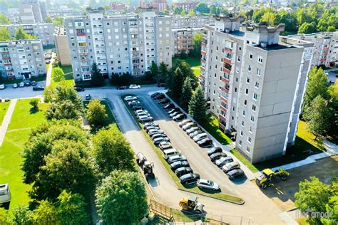 Tematinė nuotrauka: automobilių stovėjimo aikštelė daugiabučių namų kieme Klaipėdoje