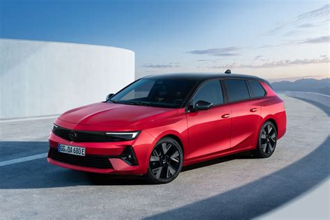 Opel Astra Sports Tourer multimedijos ekranas su Apple CarPlay sąsaja