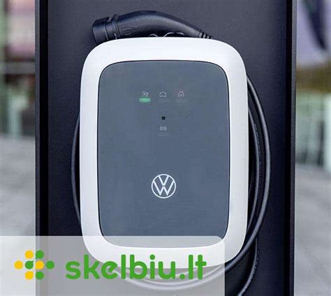 Teminė elektromobilio nuotrauka su įkrovimo stotele