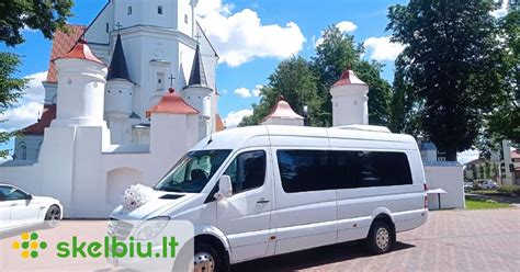 Tematinė nuotrauka su mikroautobusu mieste