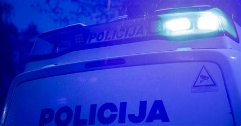 Policijos persekiojimas naktį, su švyturėliais