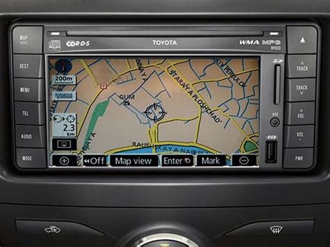 Toyota TNS-510 navigacijos sistemos vaizdas automobilio interjere
