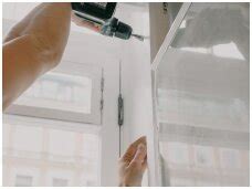 iliustracija su skirtingais baldų tvirtinimo prie sienos mechanizmais