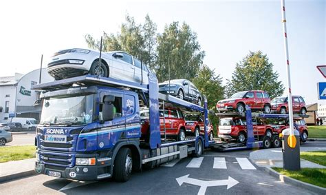 Nuotrauka: specializuotas autovežis vagonas, vežantis automobilius
