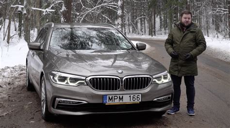 Nuotrauka, vaizduojanti BMW automobilį sugedusį kelyje ir atvykusius serviso specialistus