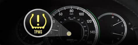 Teminis automobilio salonas su veikiančia TPMS sistema monitoriuje