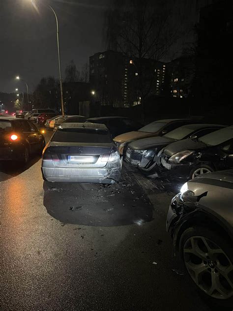 Nuotrauka, vaizduojanti apgadintus automobilius kieme po eismo įvykio