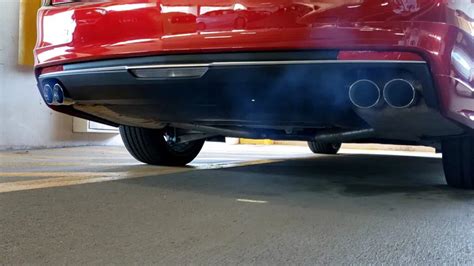 Teminė nuotrauka: Ford Mondeo MK4 su išmetimo vamzdžio baltais dūmais