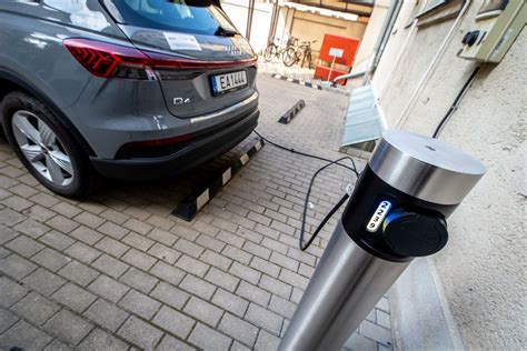 Idėjos dizaineriui: Schema, iliustruojanti „Ford Transit City“ elektromobilio įkrovimo procesą - greitojo įkrovimo stotelės veikimo principas ir laiko sąnaudos.