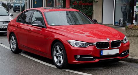 BMW F30 sedano nuotrauka kelyje