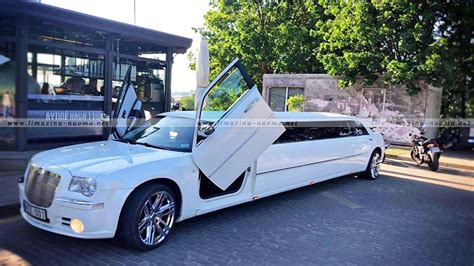 Klasikinis baltas Chrysler 300C limuzinas, paruoštas vestuvėms