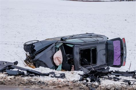 Avarijos vieta, keli automobiliai, susidūrę ant kelio.