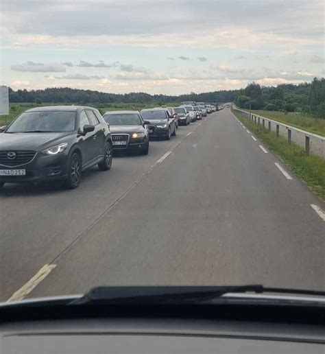 Didžiulė automobilių eilė užšalusiame kelyje.