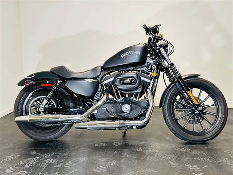 Motociklo Harley-Davidson Sportster 883 pastatymas ant kojelės ant lygaus paviršiaus