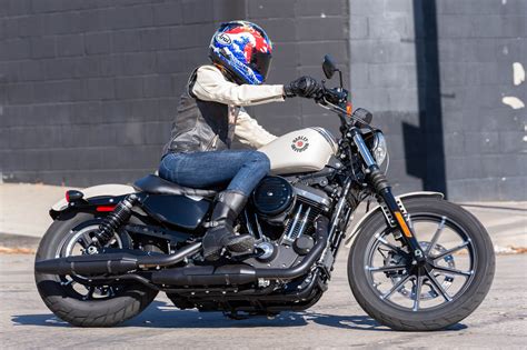Harley-Davidson Sportster 883 pavarų dėžės tepalo lygio matuoklio vieta ir tepalo lygio žymės (Add ir Full)