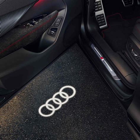 Audi Q2 eksterjero dizainas su ryškiomis kėbulo linijomis, spalvingais intarpais ir plastikiniais apvadais