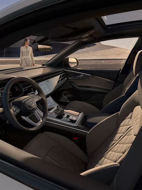 Audi Q2 interjeras su kėbulo spalvos intarpais, primenantis Audi A3 saloną