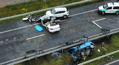 avarijos vietos nuotrauka su apgadintais automobiliais