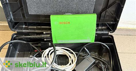 Technikas dirbantis su BOSCH diagnostikos stendu