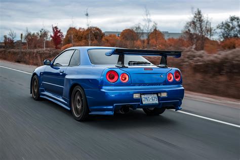 Teminis foto: Nissan Skyline R34 sportiškumo ir dinamikos iliustracija
