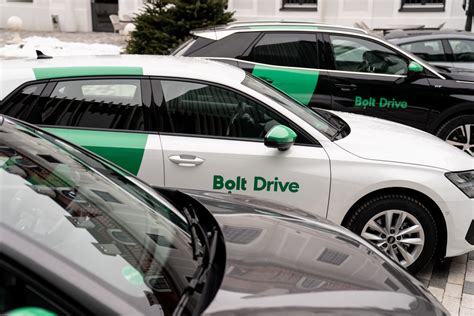 Infografika: žemėlapis su taksi, automobilių dalijimosi ir paspirtukų nuomos zonų pavyzdžiais