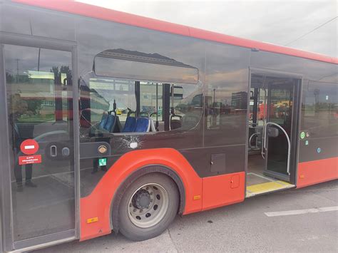Nuotrauka: keleivis tvirtinantis dviratį autobuse