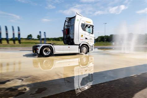 Teminė nuotrauka: sunkvežimis ant ašinių automobilinių svarstyklių