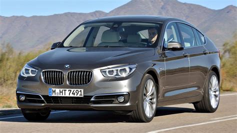 Tematinė nuotrauka, vaizduojanti juodą BMW 5 Serijos Gran Turismo (F07) iš šono