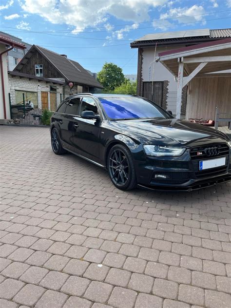 Audi A3 automobilis su skirtingo dydžio ratlankiais iliustracija