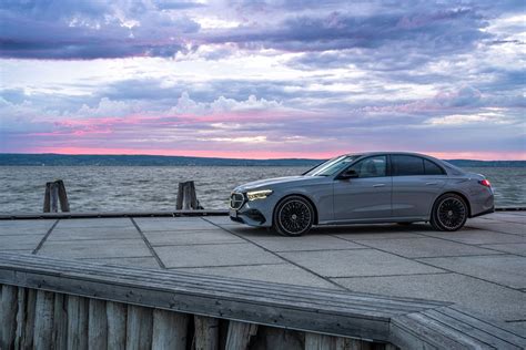 Teminė Mercedes-Benz E klasės nuotrauka, vaizduojanti automobilio eleganciją