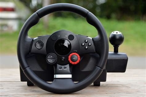 Logitech Driving Force GT vairo ergonomikos ir mygtukų išdėstymo schema