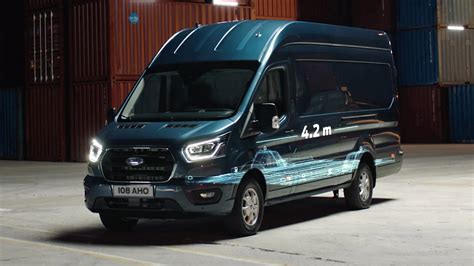 Ford Transit krovinių zonos matmenų ir talpos infografika