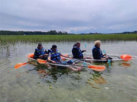 Visureigių kolona bekelėje su gidu