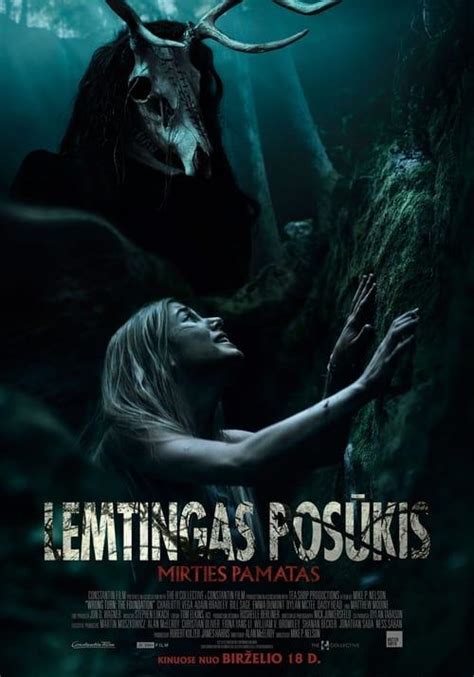 Teminis siaubo filmo kadras iš „Lemtingas posūkis“ serijos, vaizduojantis mišką ir paslaptingus siluetus