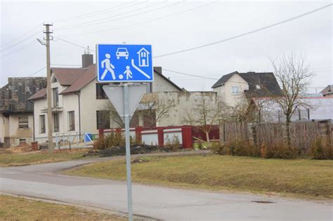 Tematinis foto: kelio ženklas mokyklos zonoje su įspėjamuoju užrašu