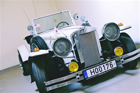 Dizaino kolekcijos pavyzdžiai su automobilių ir motociklų tematika