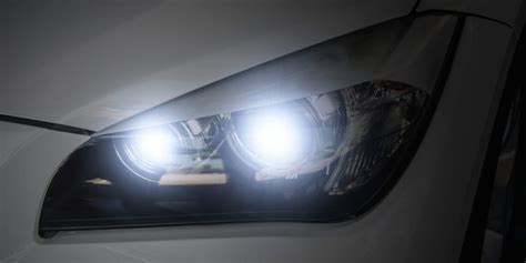 automobilio priekiniai žibintai kelyje