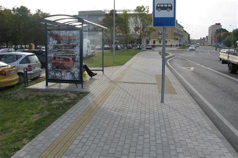 Nuotrauka, vaizduojanti autobusų stotelę su pritaikyta infrastruktūra neįgaliesiems