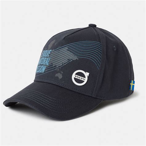 „Volvo Iron Mark World Cap“ beisbolkės nuotrauka su pasaulio žemėlapio spaudiniu ir užrašais