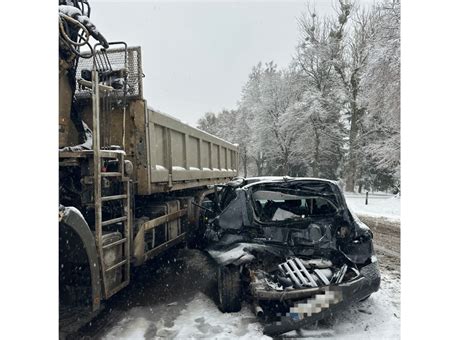 Sunkvežimis gabenantis utilizuojamą automobilį į laužyną