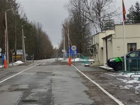 Automobilis su užsienio registracijos numeriais Rusijos kelyje, giedra diena
