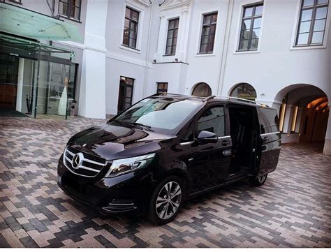 Kompaktinės klasės prabangių automobilių interjerų palyginimas (Mercedes-Benz A-klasė, BMW 1 serija)
