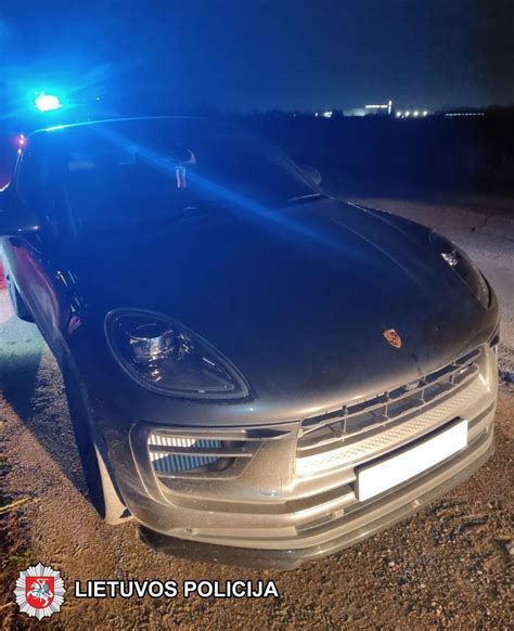 Teminė nuotrauka su „Porsche Macan“ automobiliu ir policijos švyturėliais
