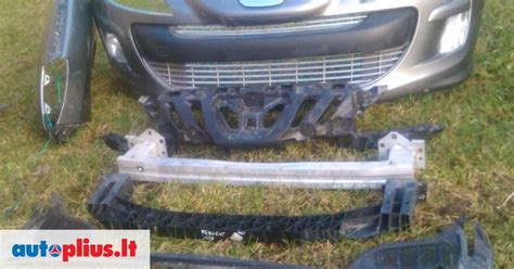 Peugeot 207 automobilio priekinė dalis su atidarytu kapotu