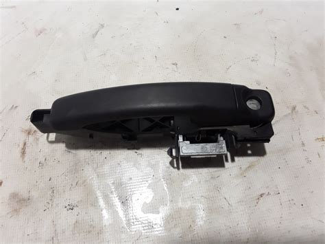 Vaizdas į Peugeot 207 kapoto atidarymo mechanizmą iš vidaus