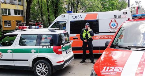 vizualizacija su automobiliais kelyje ir pagalbos tarnybos simboliu