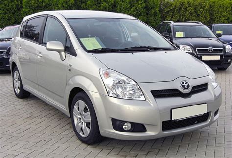 Toyota Corolla Verso eksterjeras, pabrėžiant kompaktišką šeimos vienatūrio dizainą