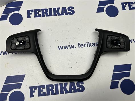 Technikas remontuoja Mercedes-Benz vairo kolonėlę